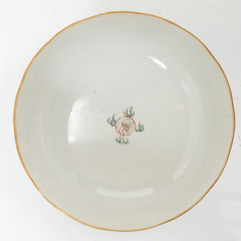 A Chinese enamelled 'dragon' porcelain bowl, Qing dynasty, 19th century.