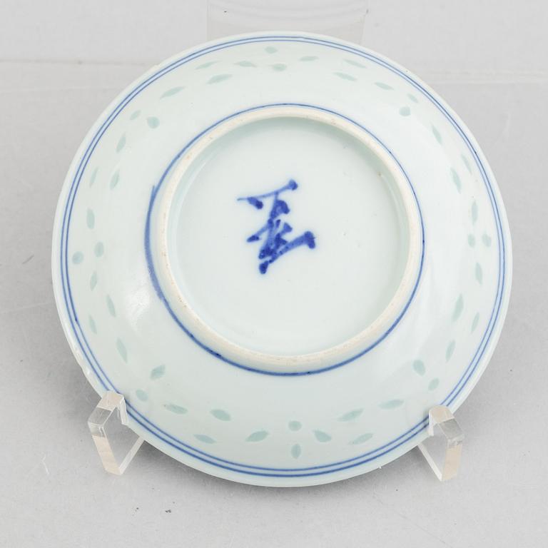 Parti kinesiskt porslin, 13 delar, Qingdynastin, 1700- och 1800-tal.