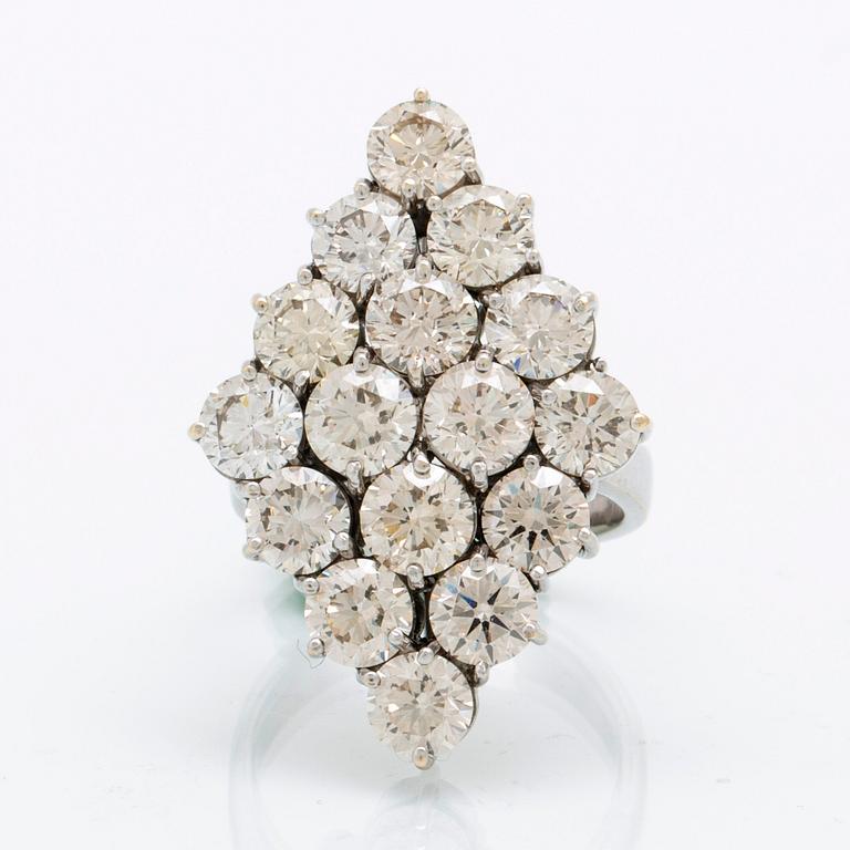 Ring 18K vitguld med runda briljantslipade diamanter.