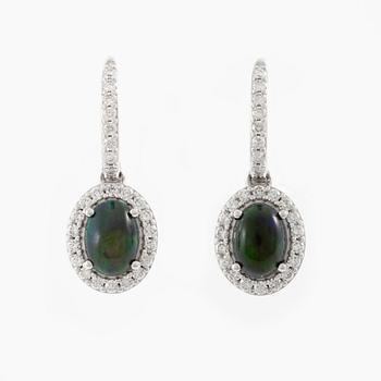 Earrings 18K white gold with opals and brilliant-cut diamonds.
