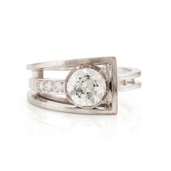 499. Rey Urban, ring 18K vitguld med en rund briljantslipad diamant ca 1,13 ct, Stockholm 1966.