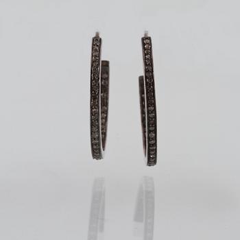 ÖRHÄNGEN, svärtat silver med fasettsliapde diamanter. Vikt 4,6 gram.