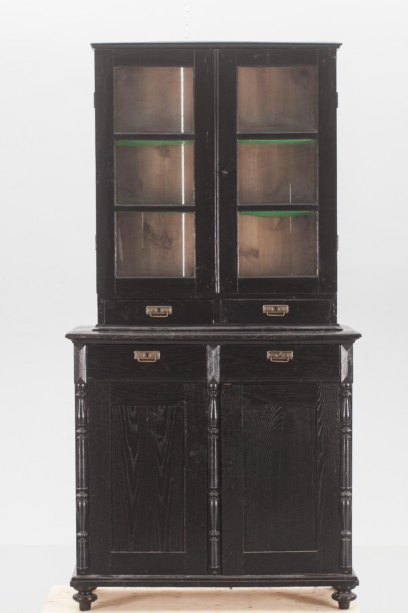 VITRINSKÅP, 1800-tal.