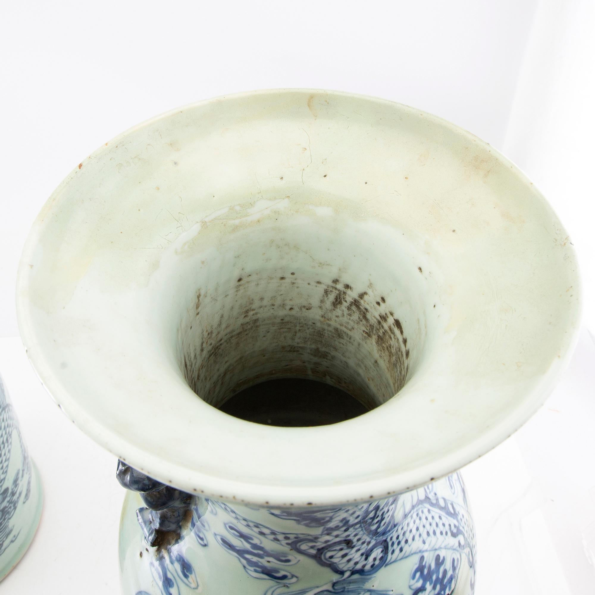 A pair of large Chinese vases, late Qing dynasty/early 20th century.