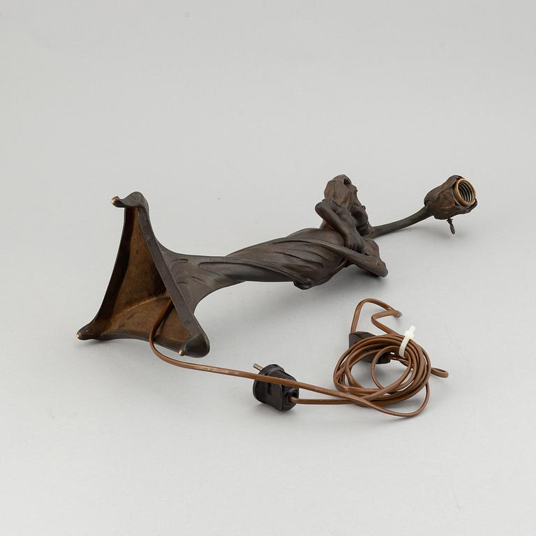 Alf Wallander, an Art Nouveau patinated bronze table lamp, AB Förenade konstgjuterierna, Stockholm 1898-1900.