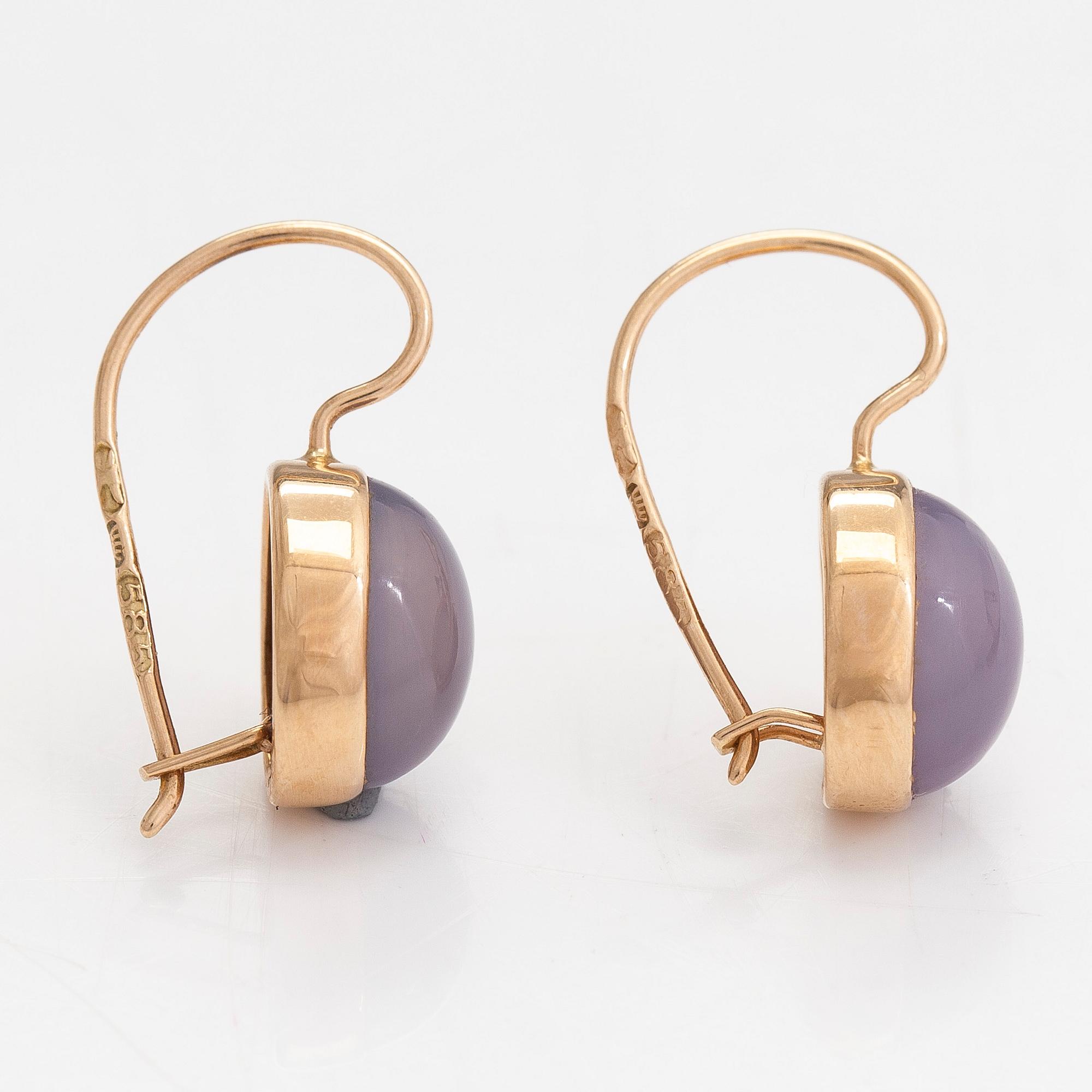 Elis Kauppi, Örhängen, 14K guld och kalcedoner. Kupittaan kulta, Åbo.