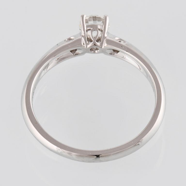 RING, 18K vitguld med briljantslipad diamant 0.38 ct samt 4 små briljantslipade diamanter ca 0.03 ct. Vikt 2,8 gram.