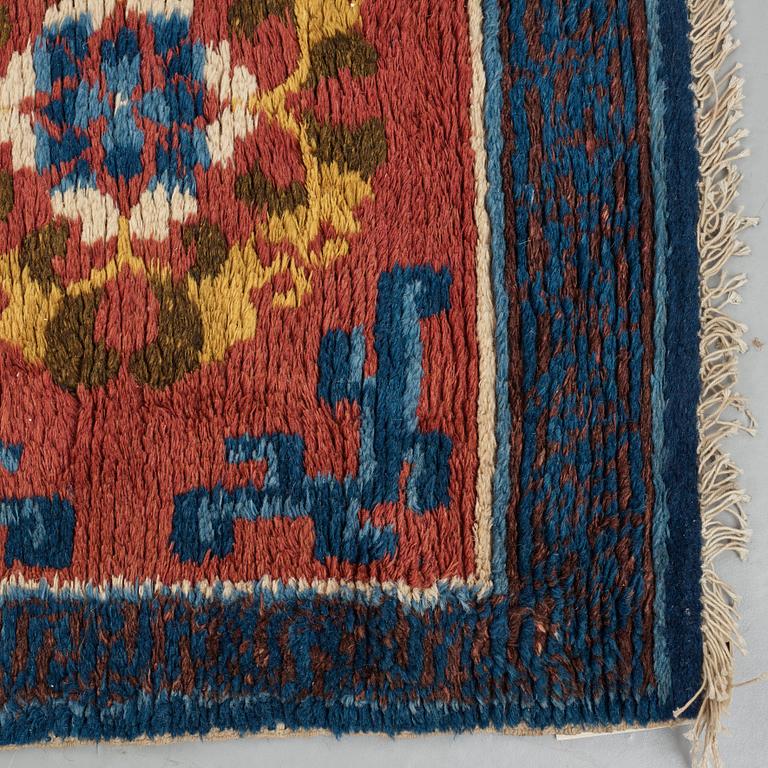 A MEDITATION RUG, a semi-antique Ningxia probably, China, ca 594,5 x 61-64,5 cm.