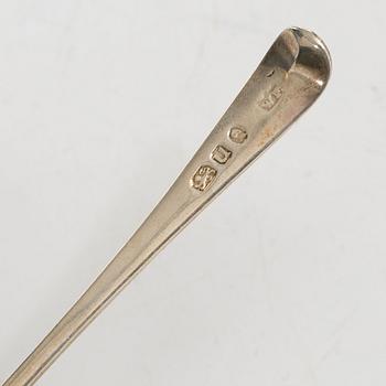 Saltkar, 2 st snarlika, silver och glas, troligen Frankrike. 1800-tal.