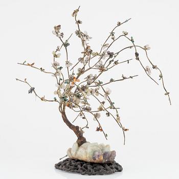 A decorative sculpture of a tree, made from nephrite, quartz, turkoise and lapis lazuli. China, 20th Century.