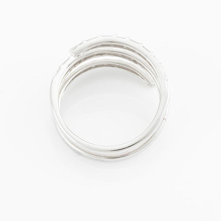Ring med baguetteslipade diamanter.