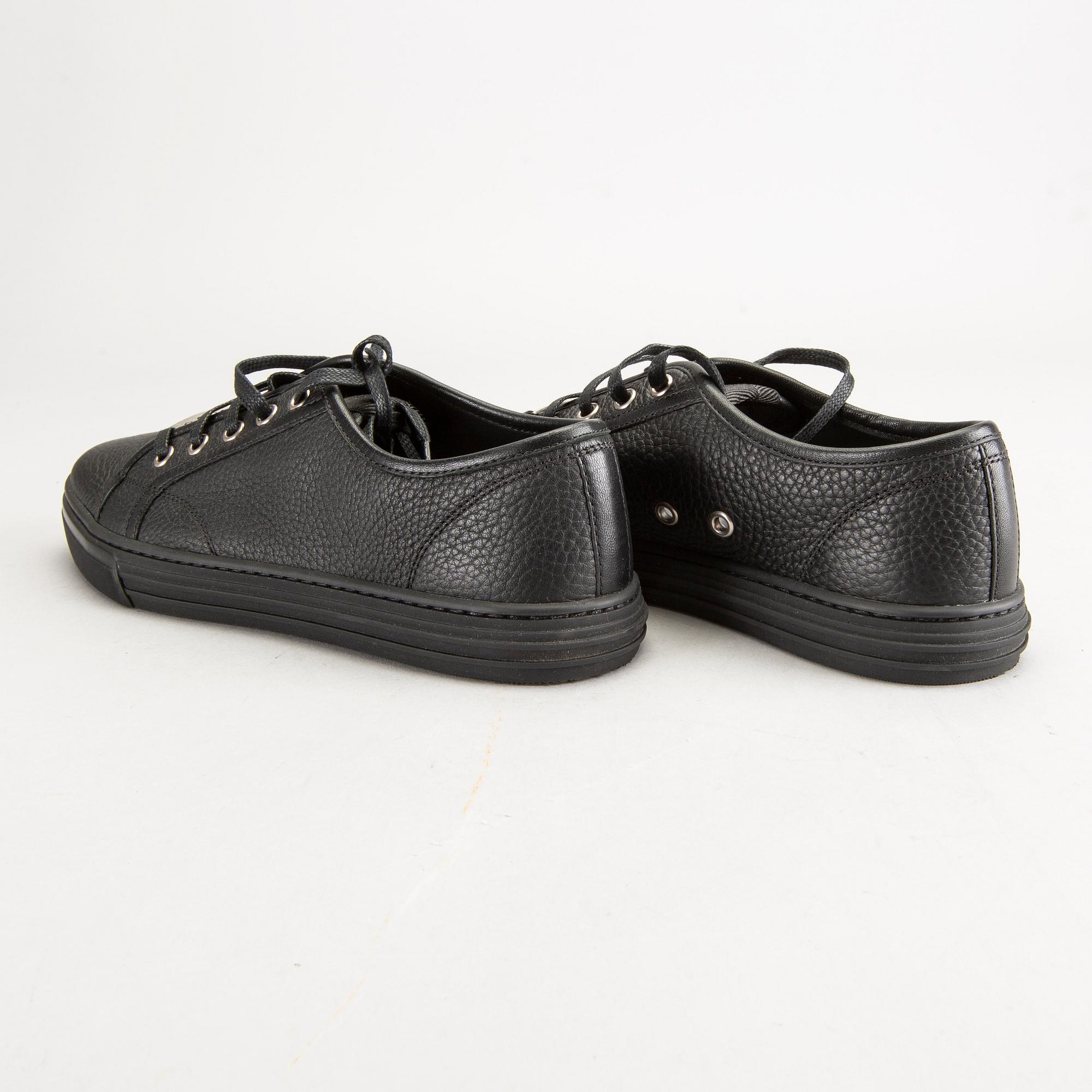 A piar of Gucci sneakers, size 37 1/2.