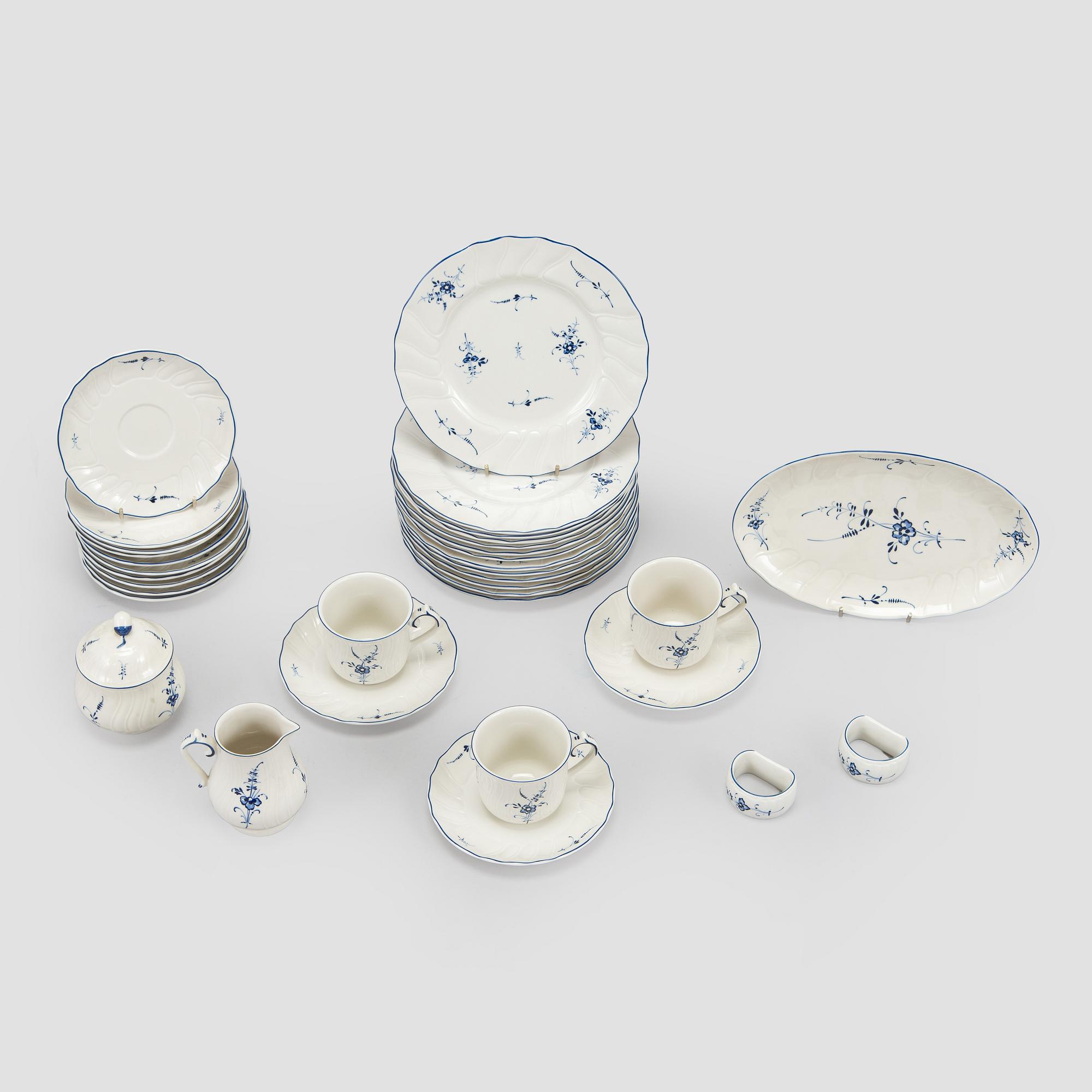A porcelain service, 31 pieces, "Vieux Luxembourg", Germany, later half of the 20th century.