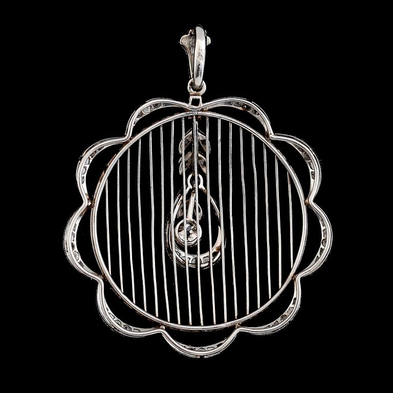 HÄNGE, 18K vitguld, diamanter, 1900-talets första hälft. Vikt ca 6 g.
