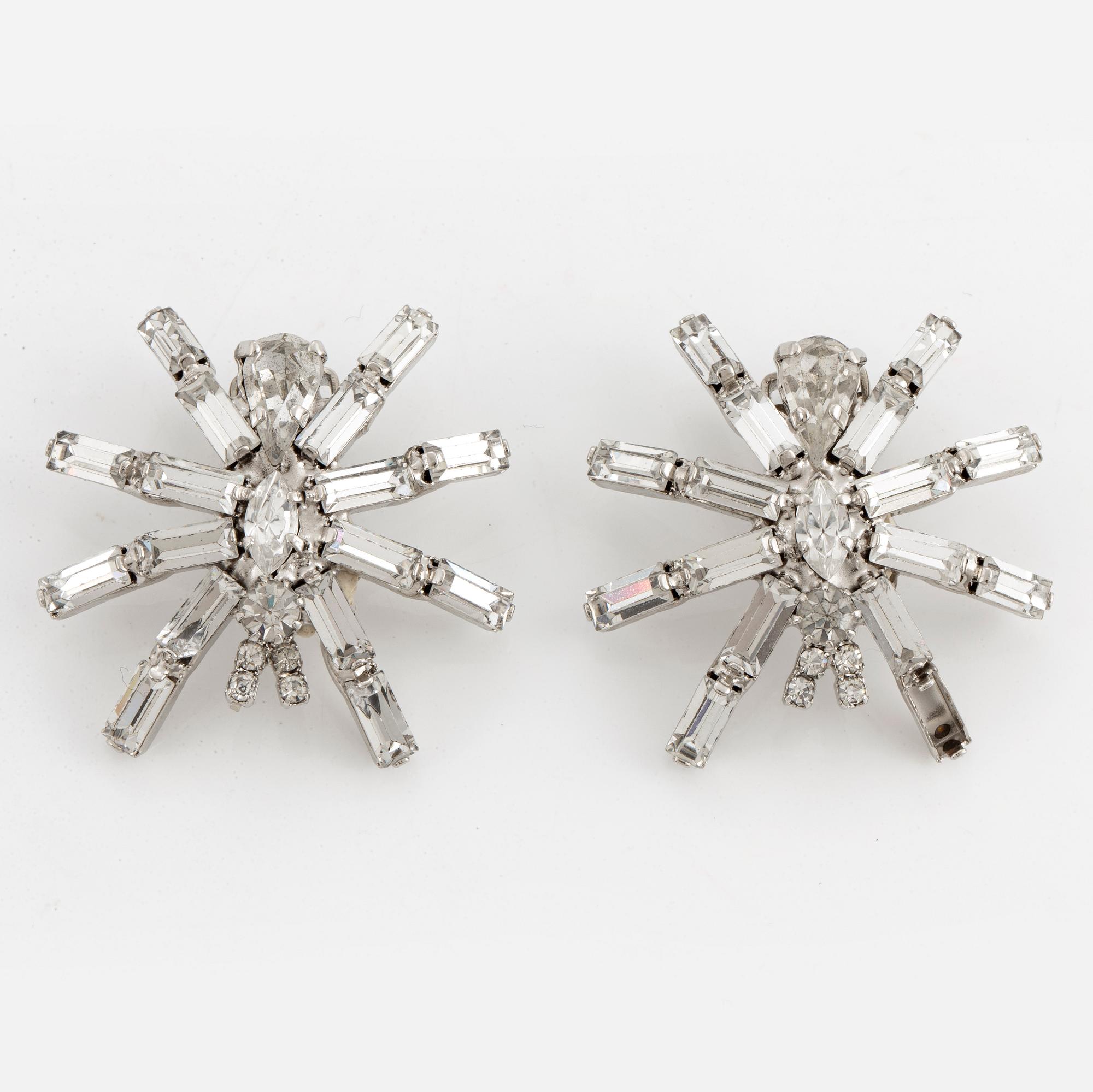 A large spider brooch and a pair of earrings.