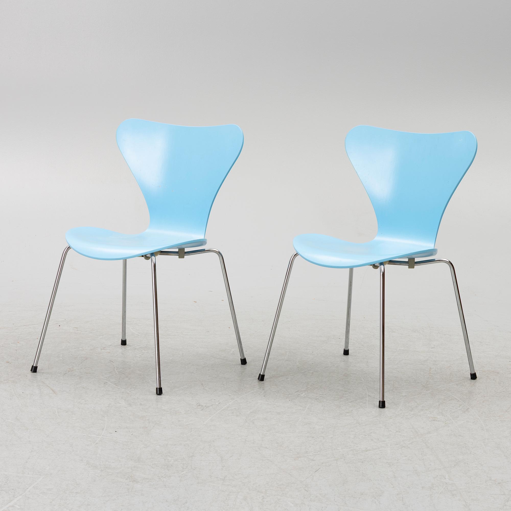 Arne Jacobsen, a pair of 'Seven' chairs, Fritz Hansen, Denmark, 1993.