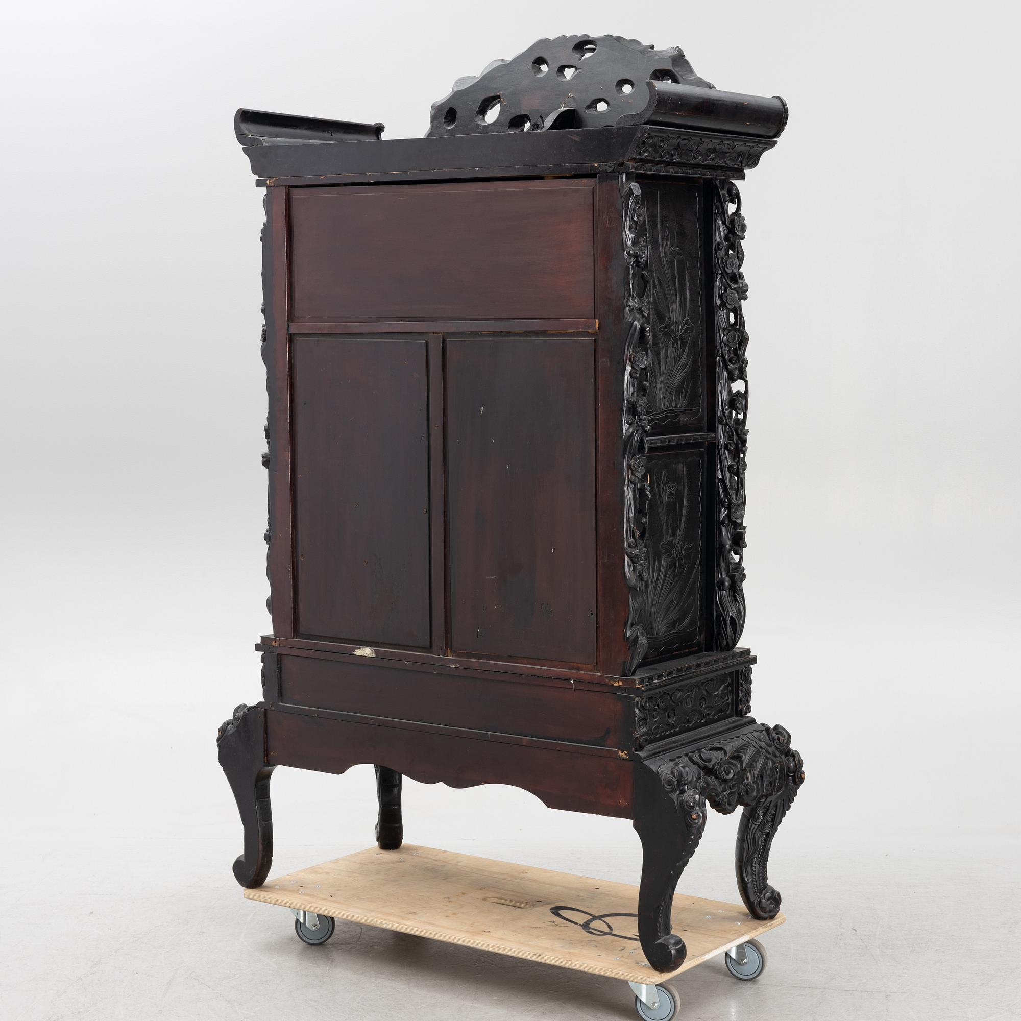 A Japanese cabinet, around 1900.
