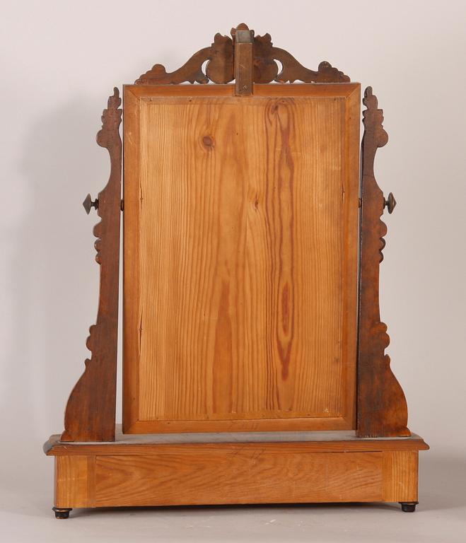 LÅDSPEGEL. Nyrenässans, 1800-talets slut.