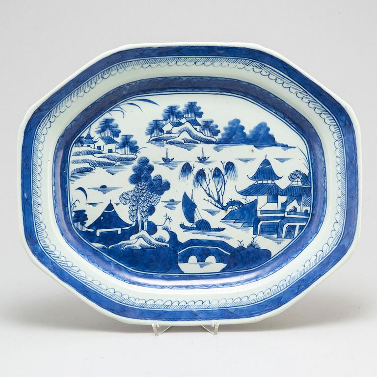 A blue and white serving dish, Qing dynasty, Jiaqing (1796-1820).