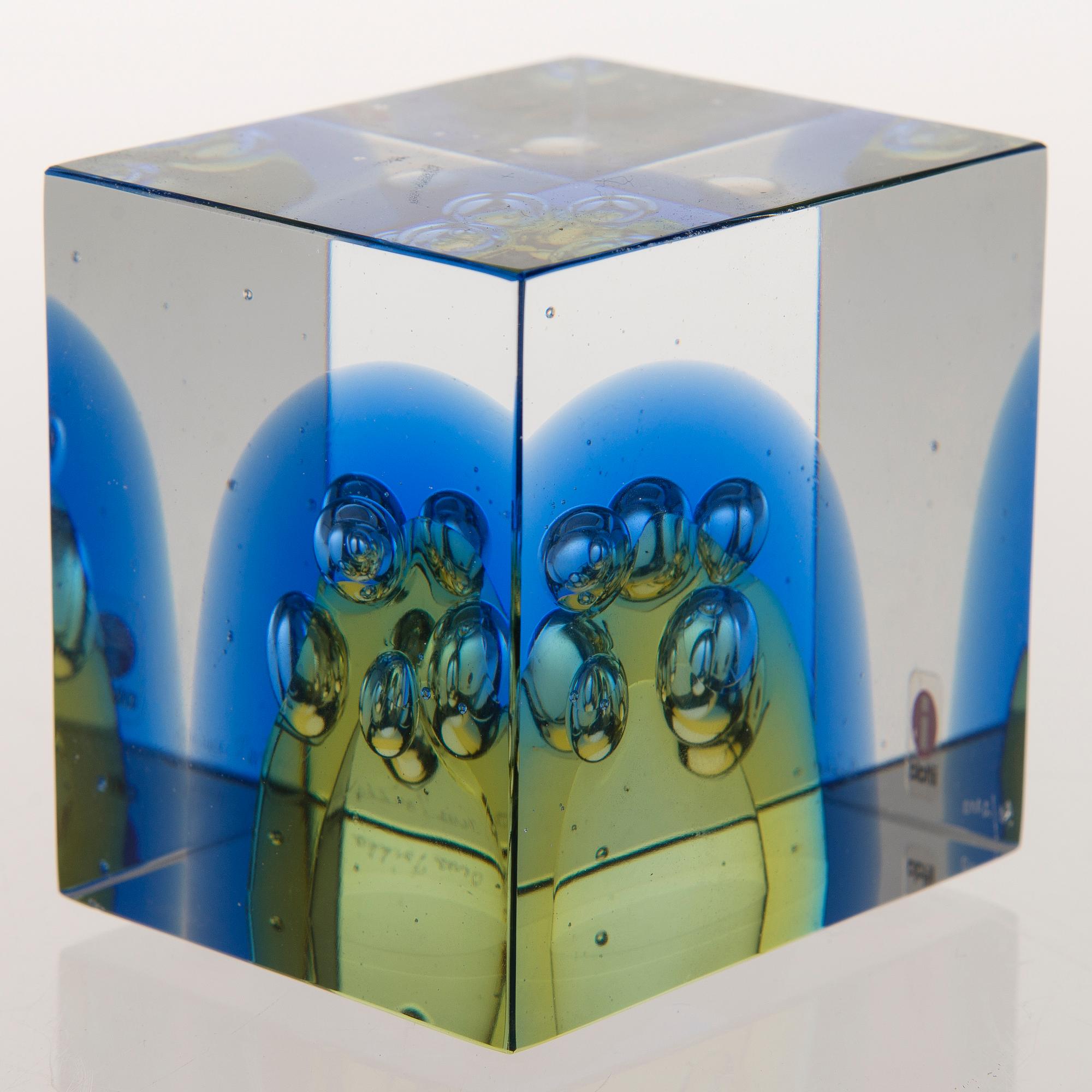 OIVA TOIKKA, a glass cube signed Oiva Toikka Nuutajärvi 2007 90/2000.