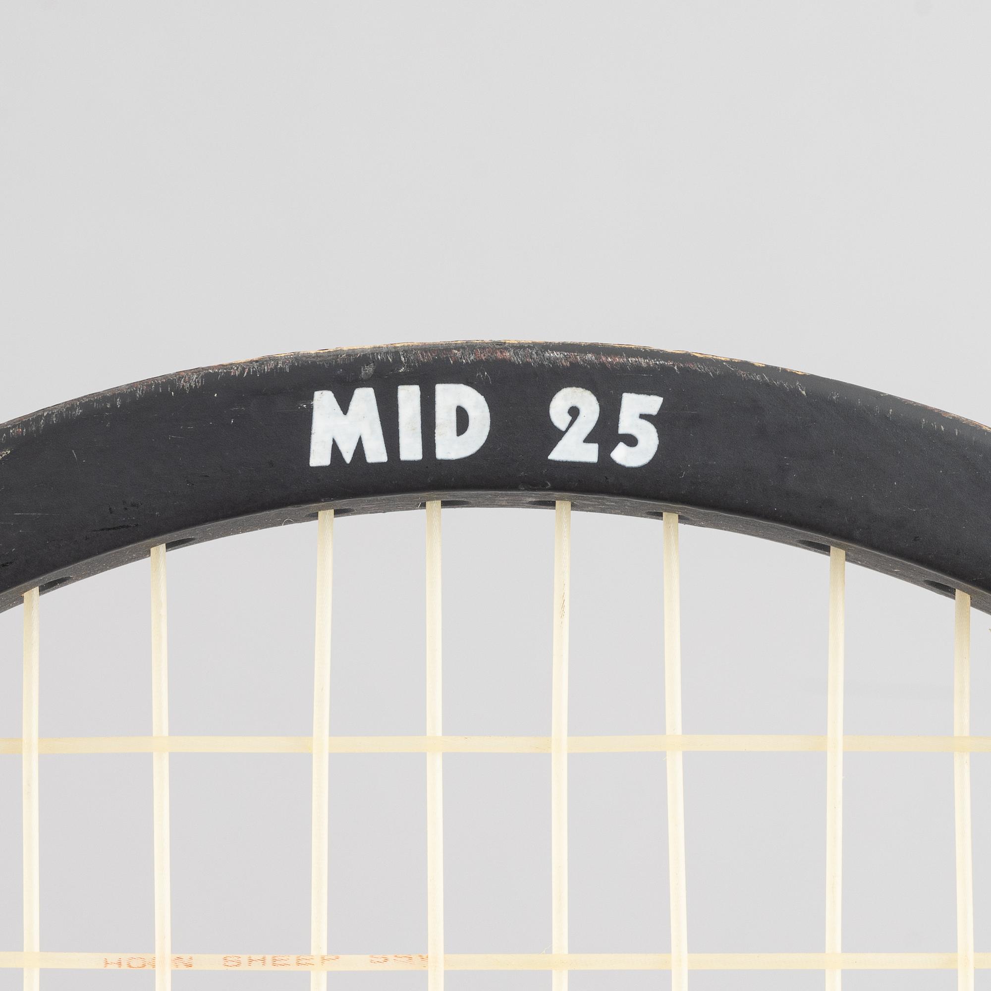 2 stycken tennisracketar. Donnay. Speciellt framtagna mid 25 racket i trä.