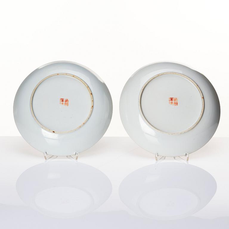A pair of famille rose plates, Qing dynasty, 19th century.