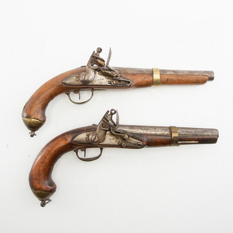 Flintlåspistoler, två stycken, arabisk märkning, 1700-/1800-tal.