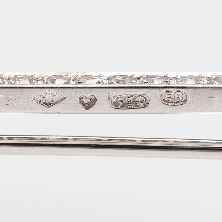A Tillander, Rintaneula, 18K valkokultaa, 8/8-hiottuja timantteja n. 0.53 ct yht. Helsinki 1982.