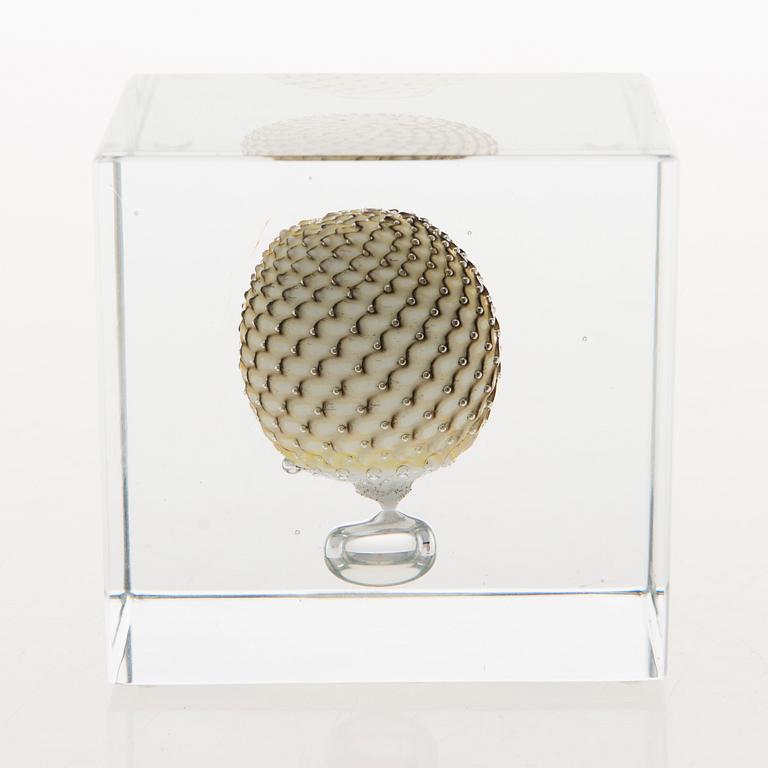 OIVA TOIKKA, An annual glass cube, signed Oiva Toikka Nuutajärvi 2009 and numbered 438/2000.