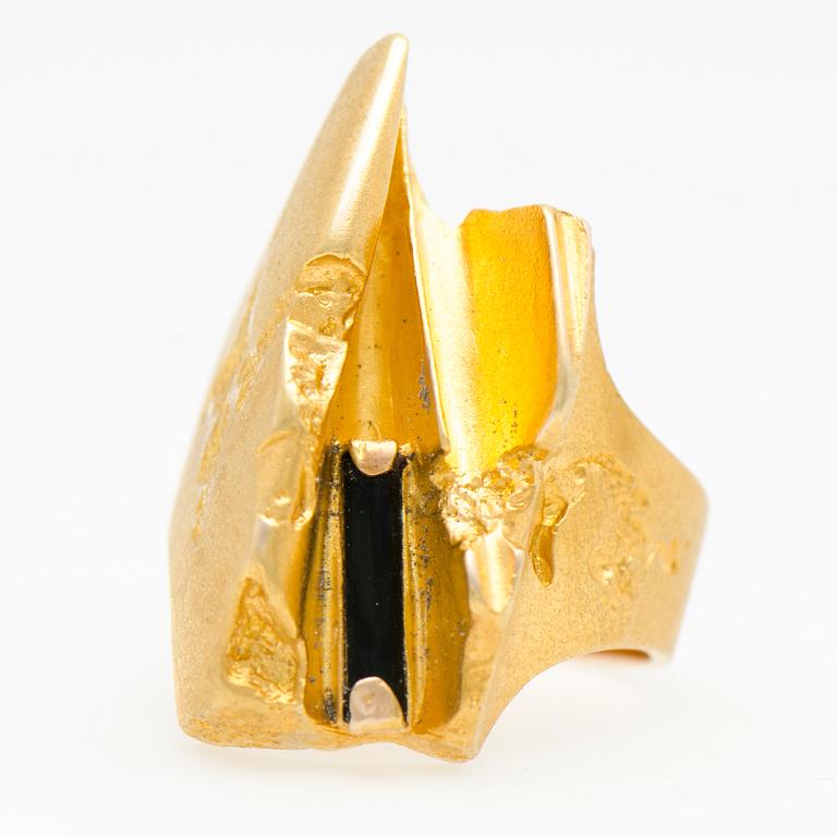 BJÖRN WECKSTRÖM, RING, "Tourmaline river", 14K gold, tourmaline crystal. Lapponia 1978.