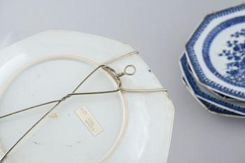 Nine pieces of chinese porcelain, 18th and early 19th century.