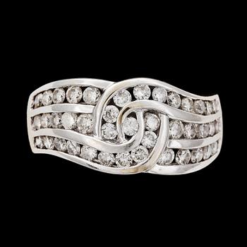 RING, 18k vitguld med briljantslipade diamanter, tot ca 1.50 ct.