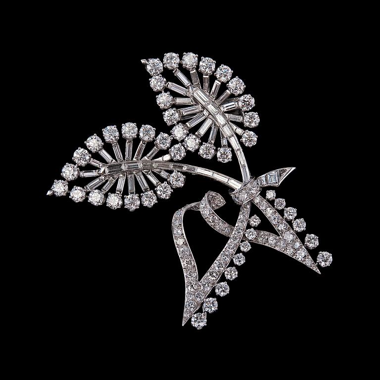 BROOCH, Van Cleef & Arpels. 146 brilliant and baguette cut diamonds c. 13.50 ct ~ G-H/vs.