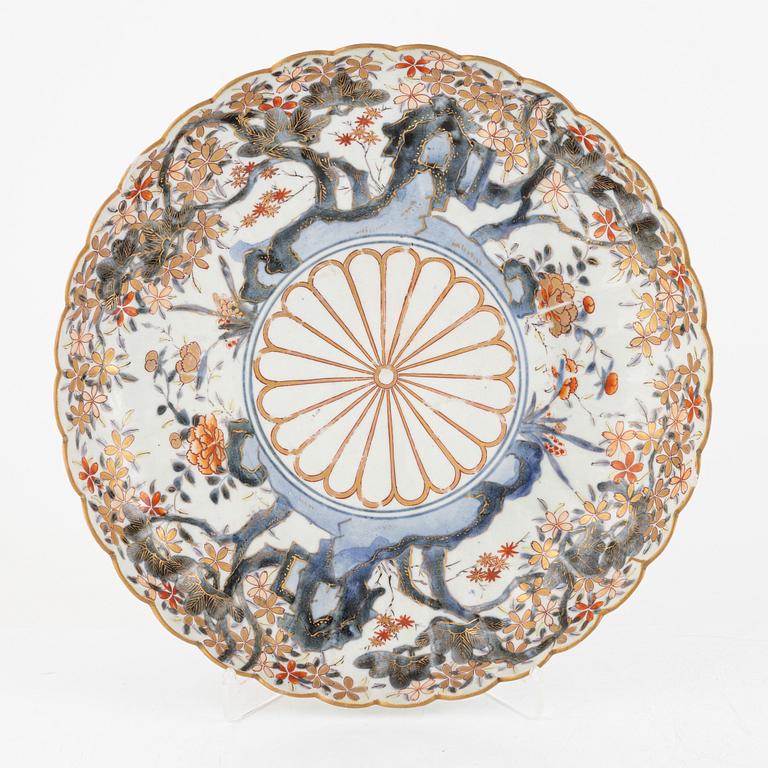 A pair of imari porcelain dishes, Meiji (1868-1912).