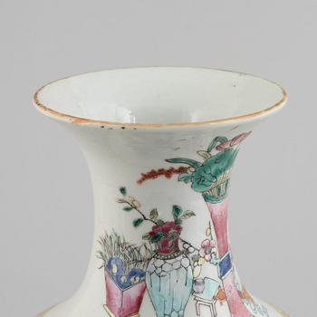 A porcelain urn, China, late Qing dynasty, around 1900.