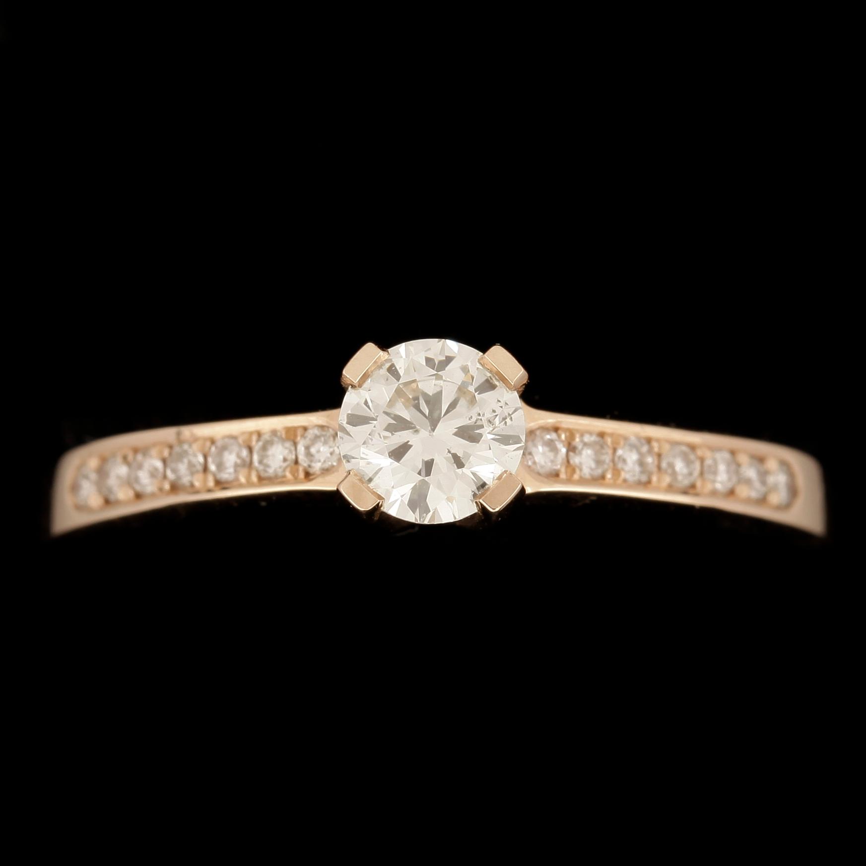 RING, 14k guld, briljantslipad diamant ca 0,39ct samt 14 briljantslipade diamanter tot ca 0,11 ct. Vikt ca 3,15 gram.