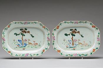 SERVERINGSFAT, ett par, porslin. Qingdynastin, Qianlong (1736-95).