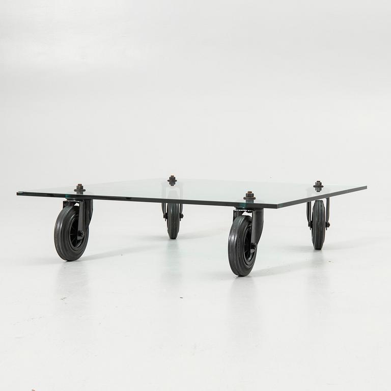 Gae Aulenti, soffbord, "Tavolo con Ruote", Fontana Arte, Italien sent 1900-tal/2000-tal.