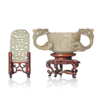 953. A carved nephrite cup with 'chilong' handles, late Qing dynasty/early 20th century.
