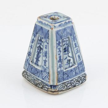 A Chinese blue and white porcelain joss stick holder, Qing dynasti, 19th century.