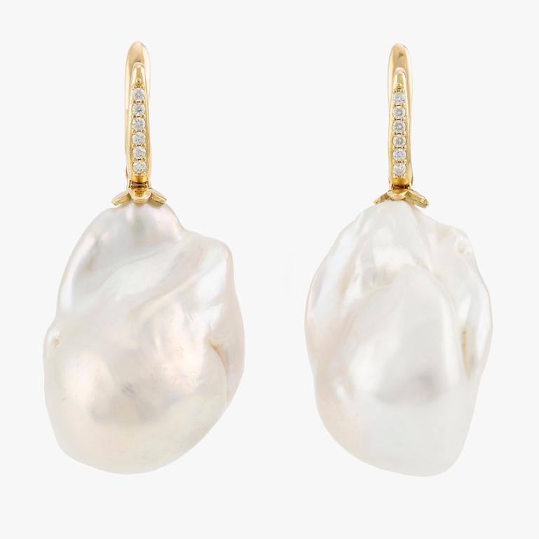 A pair of earrings in 18K gold with cultured baroque freshwater pearls and round brilliant-cut diamonds.