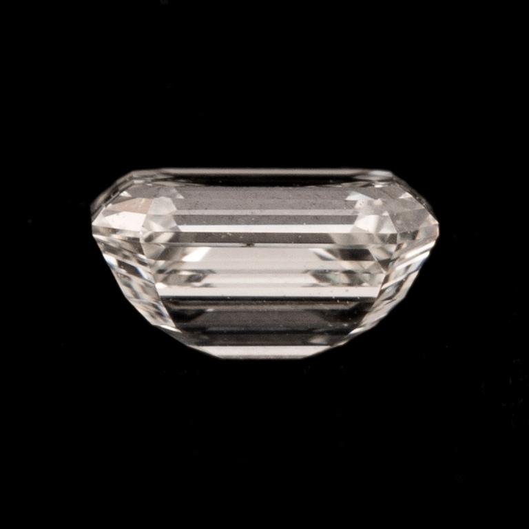 Emerald cut diamond, 0,51 ct, with GIA dossier.