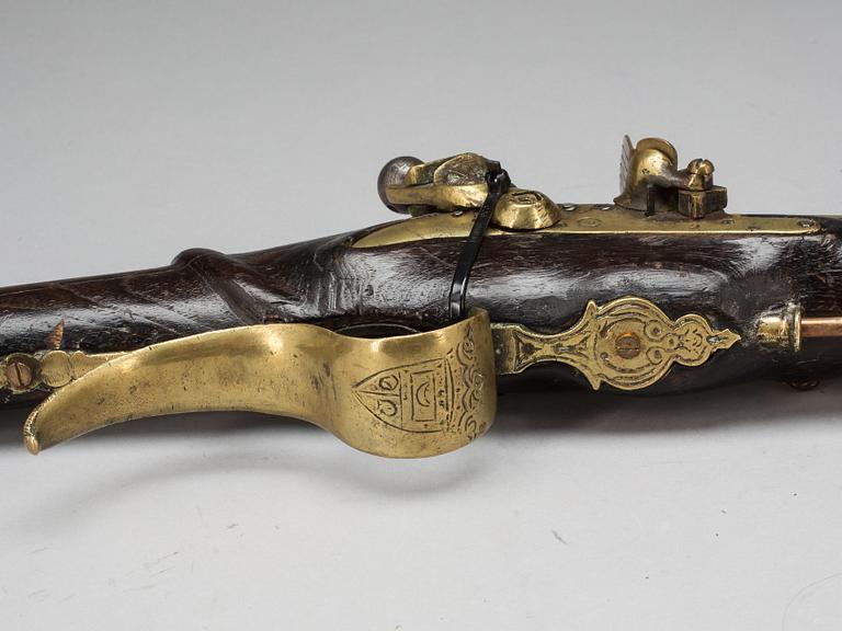GEVÄR, s k muskedunder, flintlås. 1700-tal.