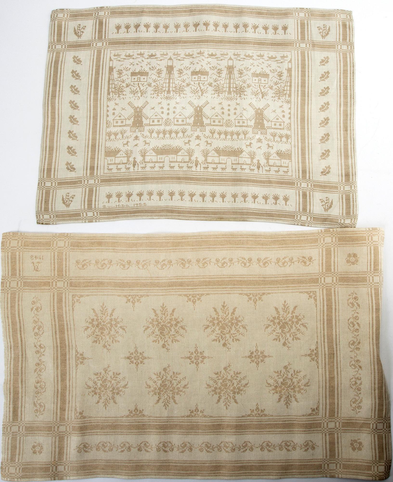 Tabletter/dukar två st varav en Systrarna Svensson Hagestad damast 1900-talets mitt ca 46x34 cm och 54x37 cm.
