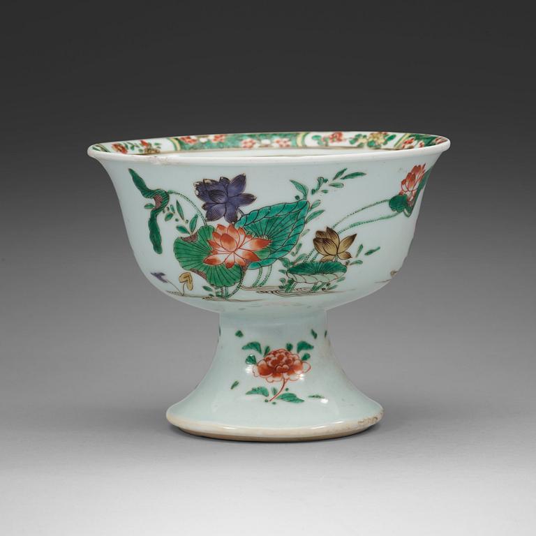 SKÅL på FOT, porslin. Qingdynastin, Kangxi (1662-1722).