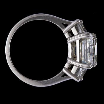 RING, smaragdslipad diamant, 6.27 ct, samt på vardera sida smaragdslipad diamant, tot .ca 0.80 ct.