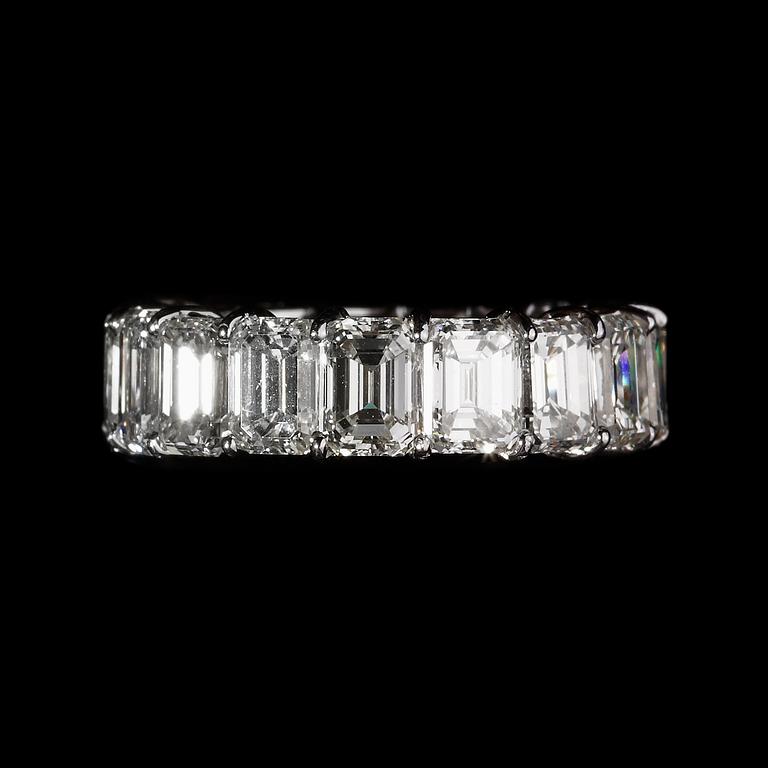 RING, 17 smaragdslipade diamanter, tot. 12.60 ct.