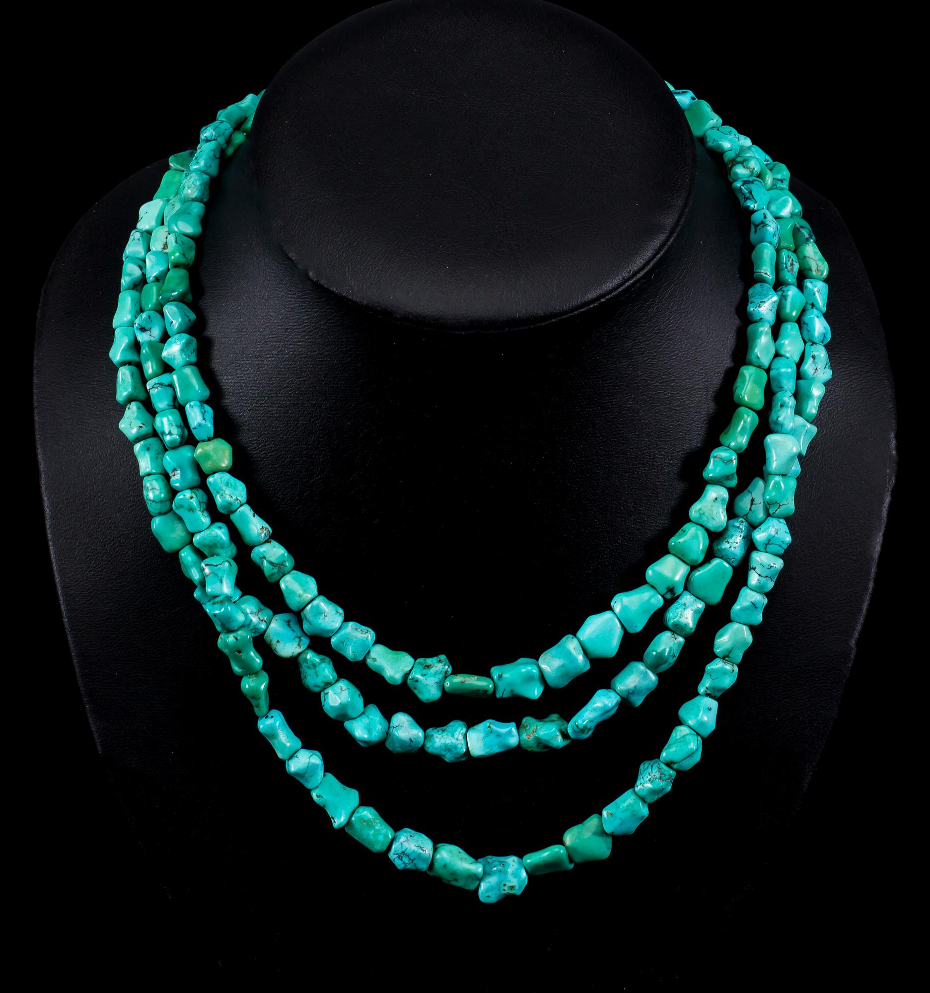 COLLIER, turkoser med 18 k guldlås. Michelsen, Stockholm, 1963.