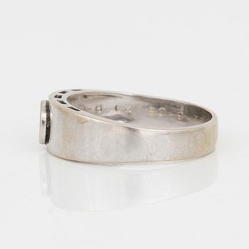 RING, 18K vitguld med briljantslipad diamant, 0,48 ct. Total vikt ca 6,43 g.
