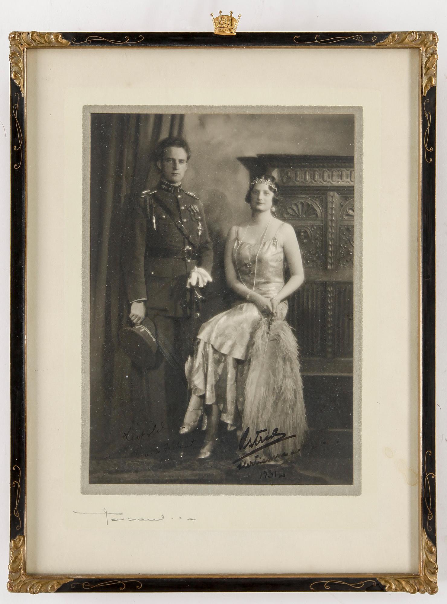 KUNGLIGT FOTOGRAFI, signerat av Kronprinsparet Leopold och Astrid (de Brabant) av Belgien, dat 1931.